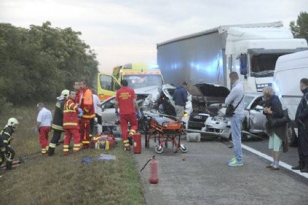 ACCIDENT GROAZNIC ÎN UNGARIA: 3 români au murit şi 18 au fost răniţi